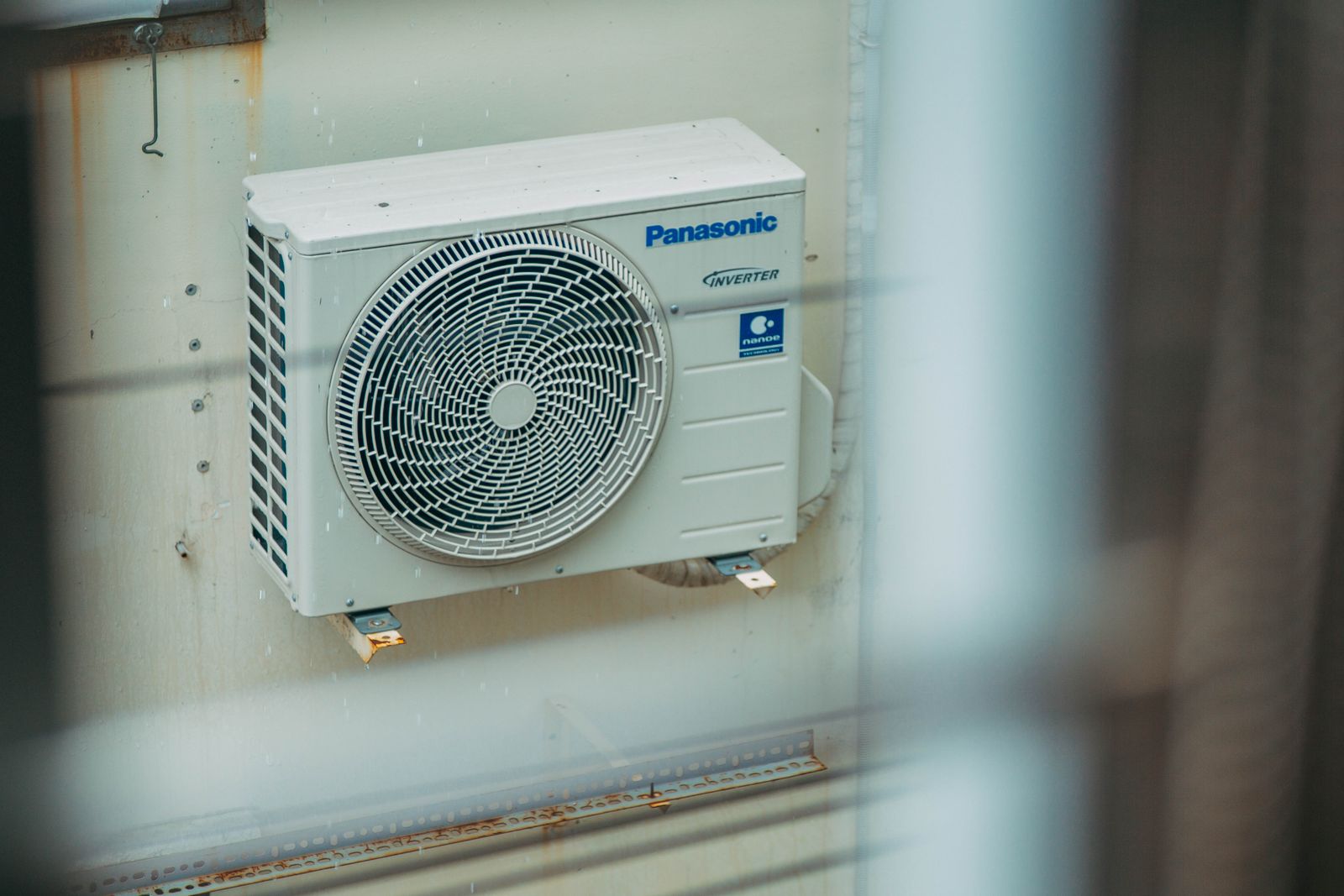 Uma unidade de condensação inverter fixada à parede, a parte exterior de um sistema split