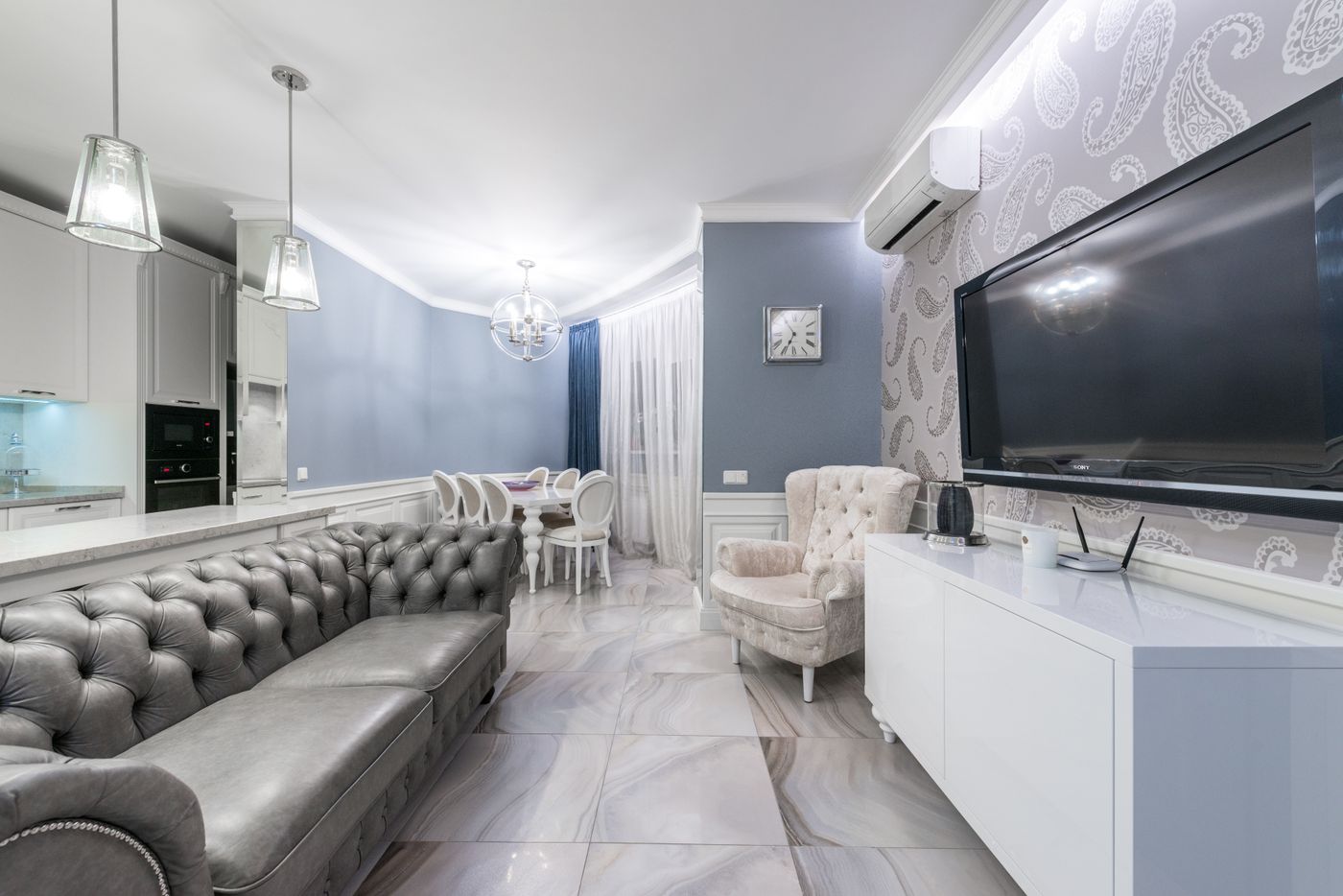 Uma unidade split de parede instalada numa sala de estar